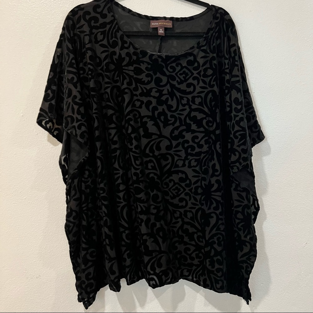🍄 Dana Buchman short sleeve black blouse velvet floral